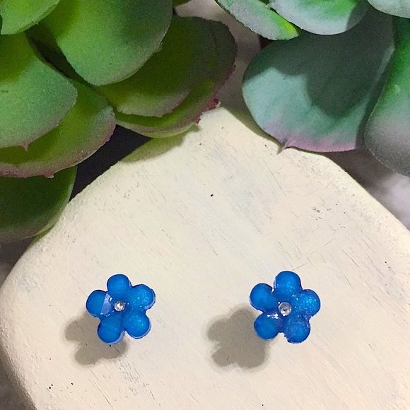 Jewelry - Blue diamond flower earrings